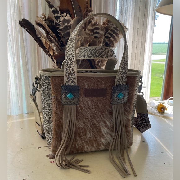 Wrangler Women’s Hair On Cowhide Crossbody Tote - Picture 2 of 8